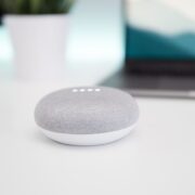 google-home-dispositivo-mesa